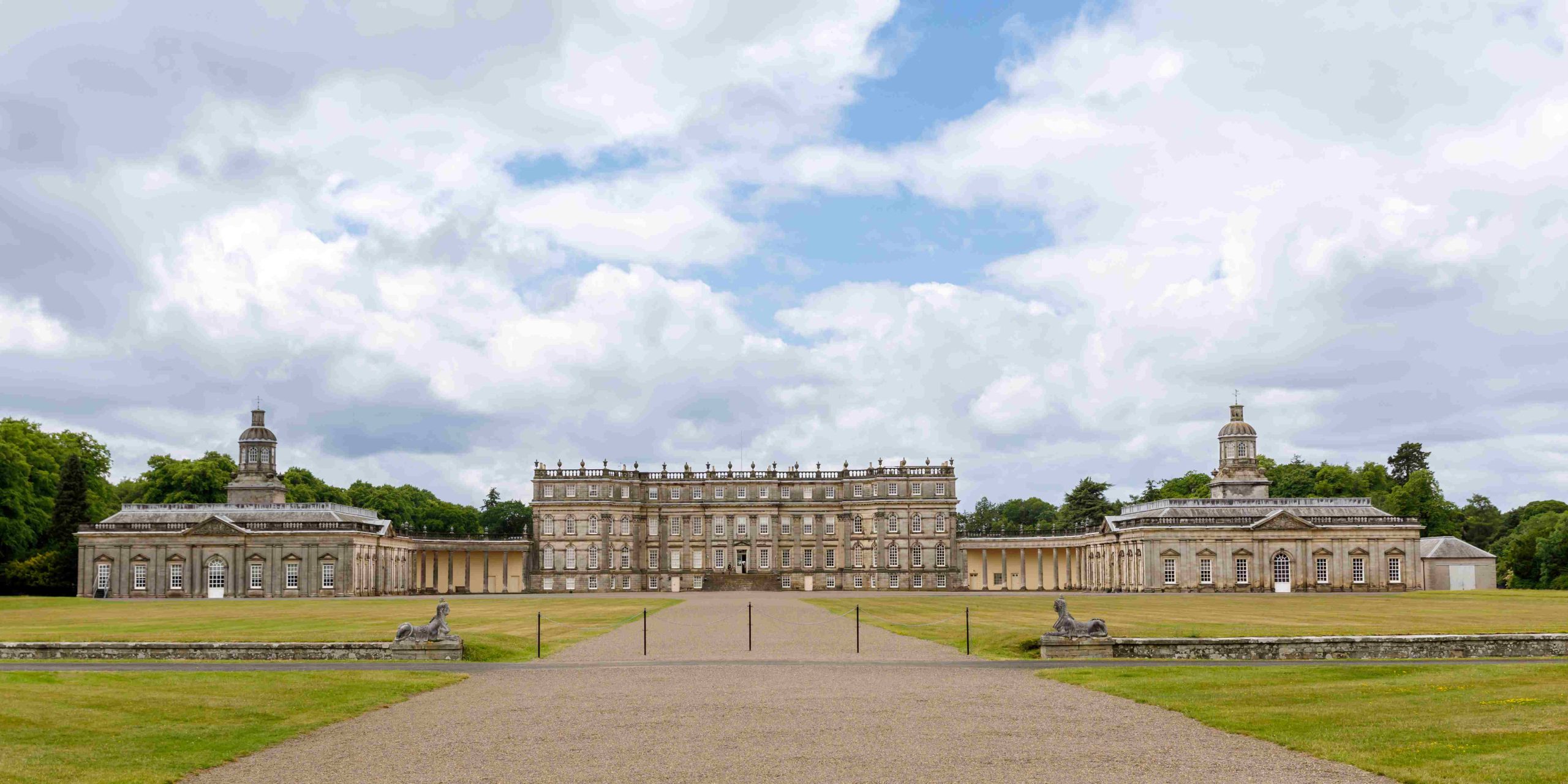 Front view of Hopetoun House in Edinburgh